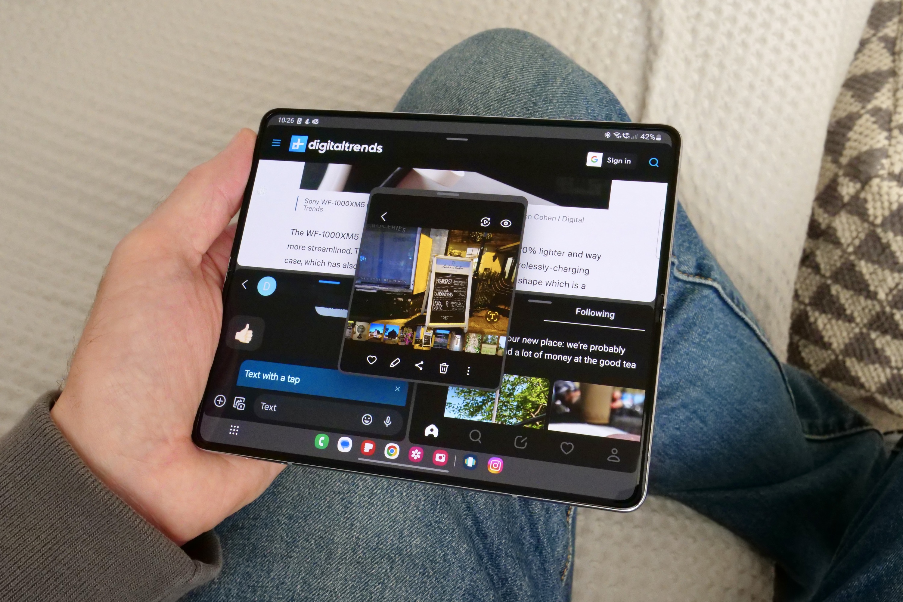 Più app in esecuzione sullo schermo aperto del Samsung Galaxy Z Fold 5.