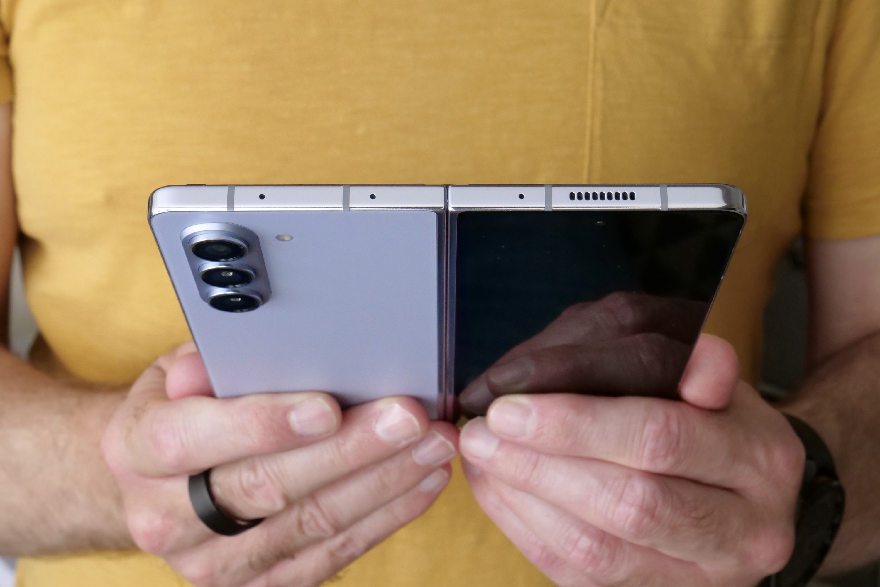 Una persona che tiene in mano il Samsung Galaxy Z Fold 5 aperto.