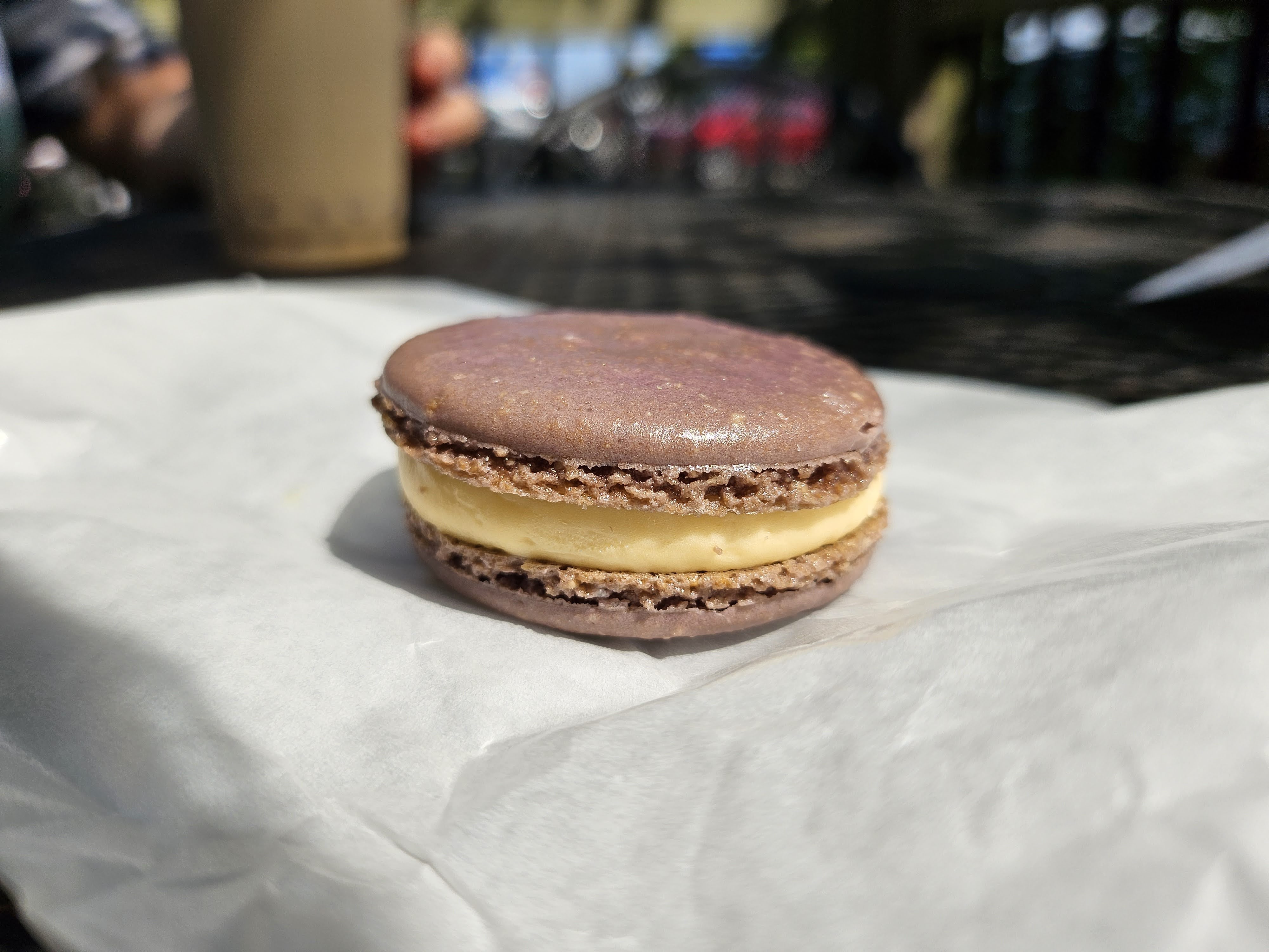 Una foto del Samsung Galaxy Z Flip 5, mostrando un macaron marrón.