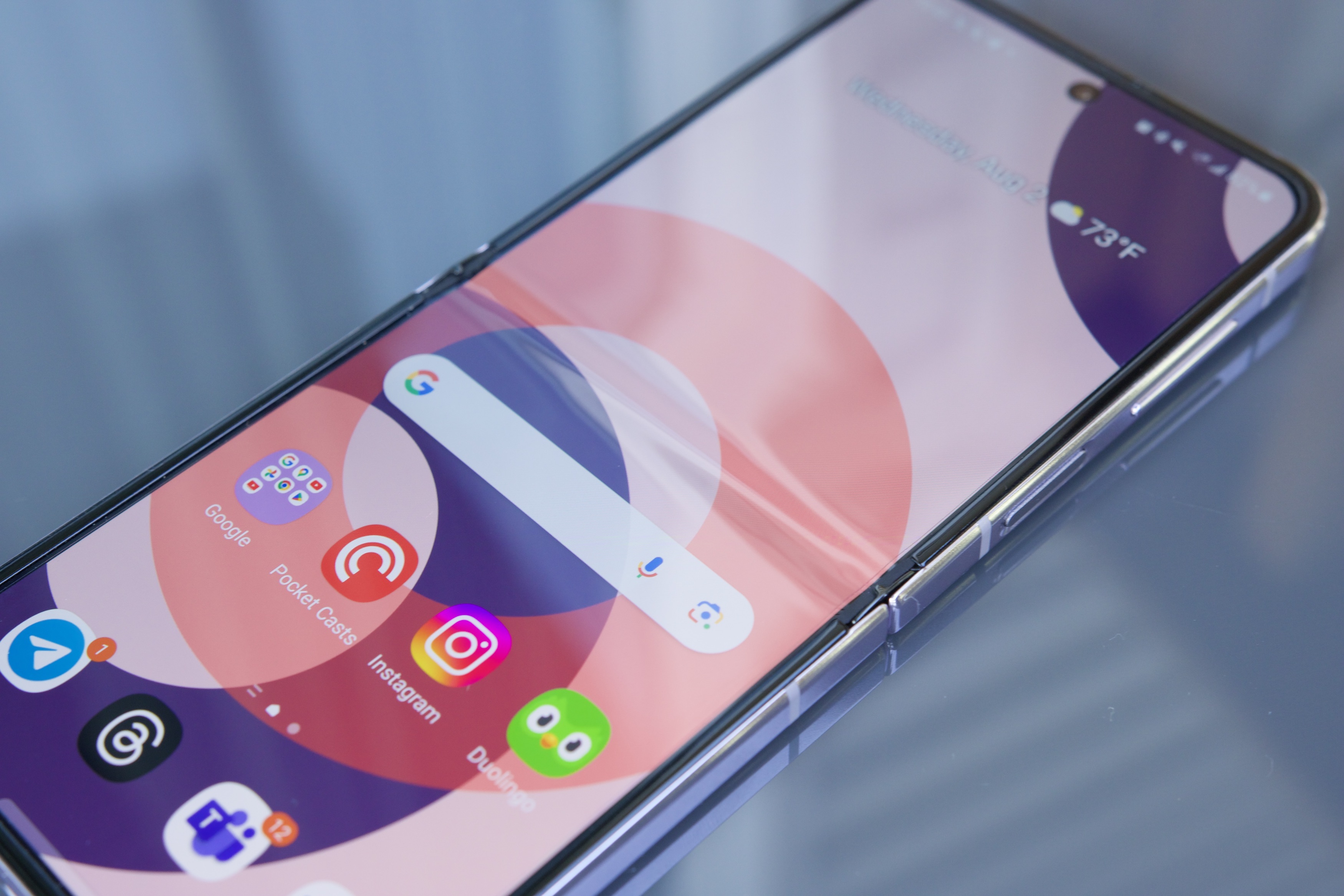 Das geöffnete Samsung Galaxy Z Flip 5 zeigt die Falte auf dem Hauptdisplay.