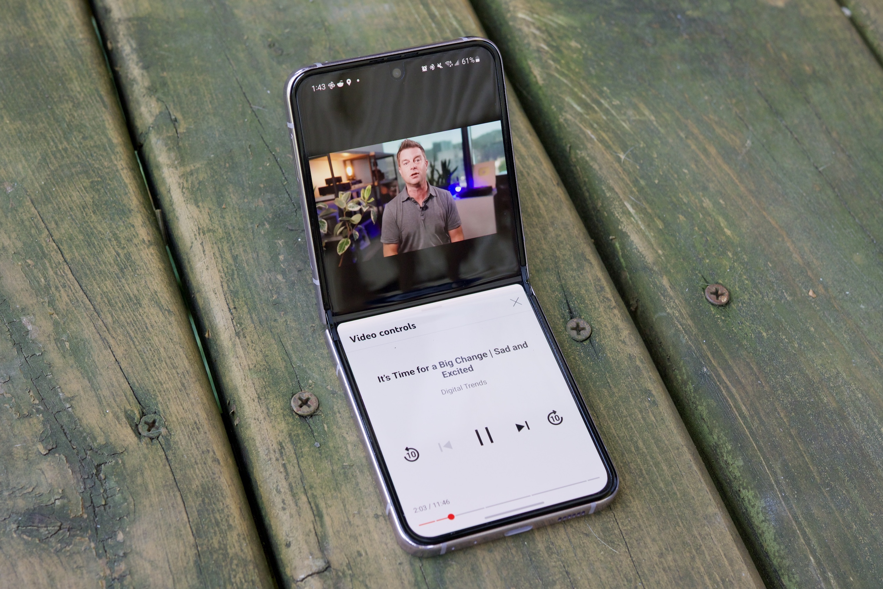 Samsung Galaxy Z Flip 5 spielt ein YouTube-Video ab.