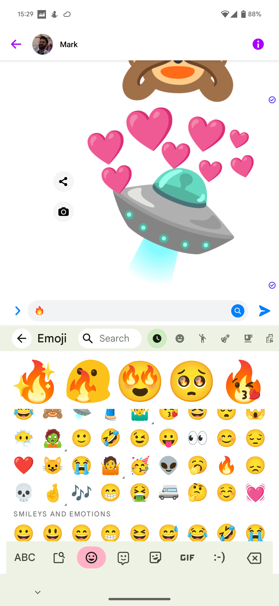 Emoji Kitchen remixt ein Flammen-Emoji.