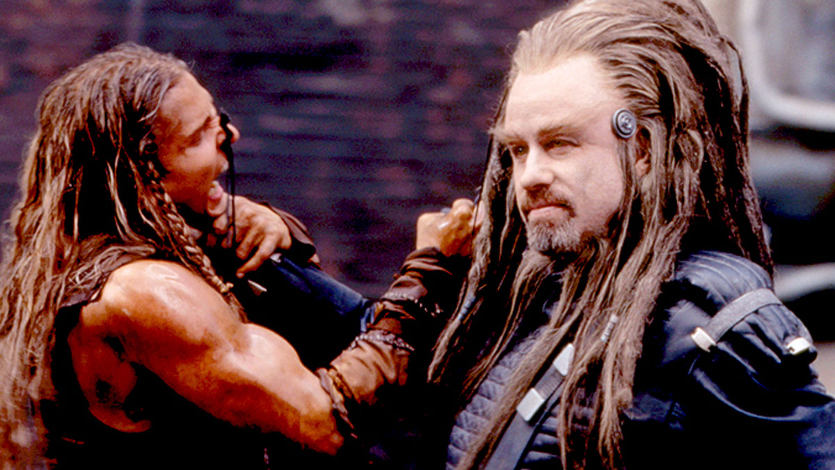 Barry Pepper e John Travolta em Battlefield Earth.