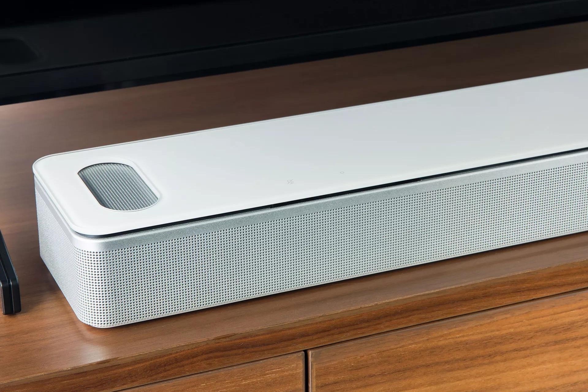 Bose Smart Ultra Soundbar in Weiß.