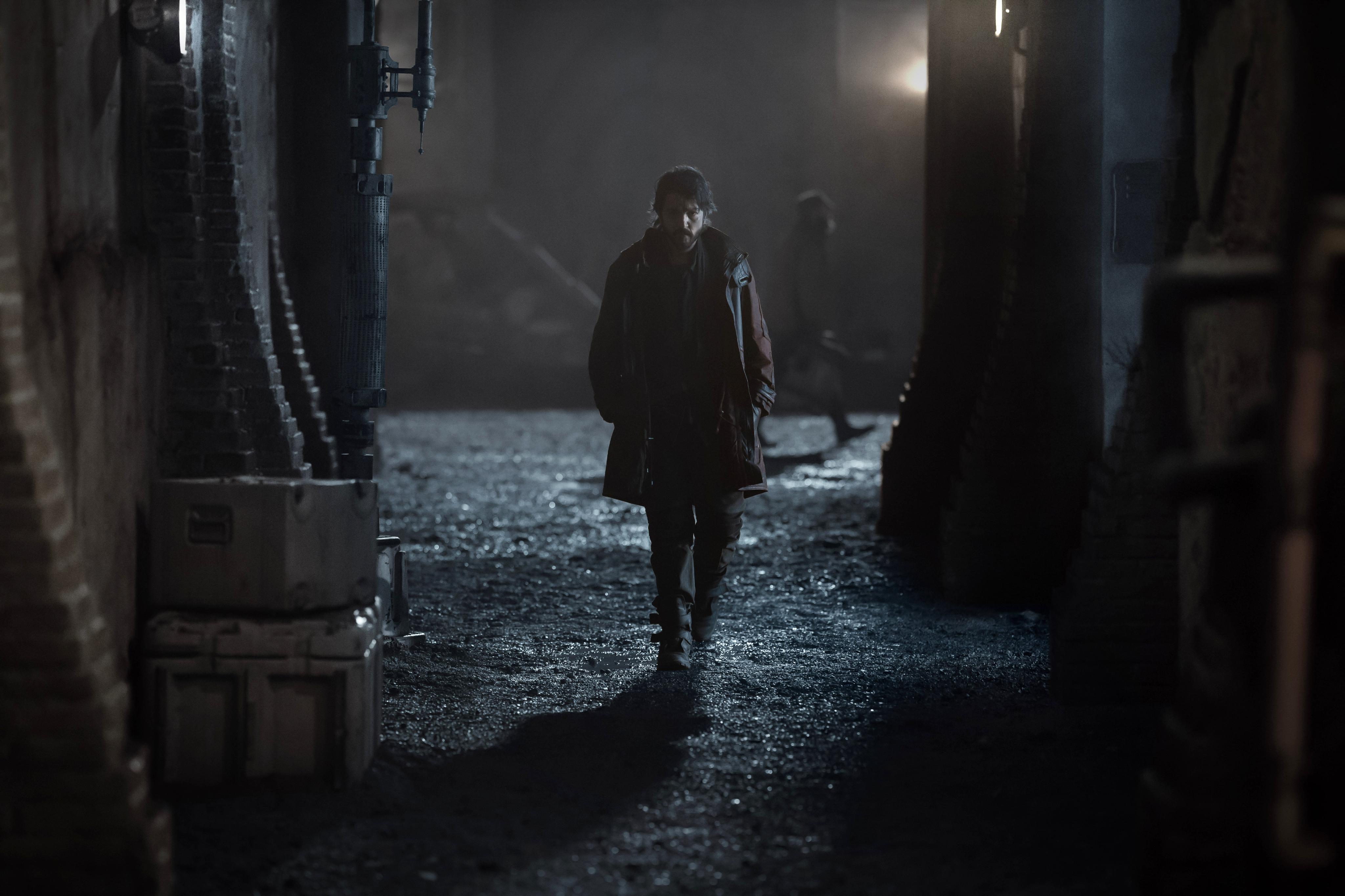 Cassian Andor se promène dans une ruelle dans la saison 1 d'Andor.