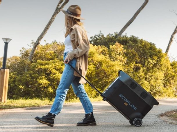 Une femme portant l'EF ECOFLOW Delta Pro.