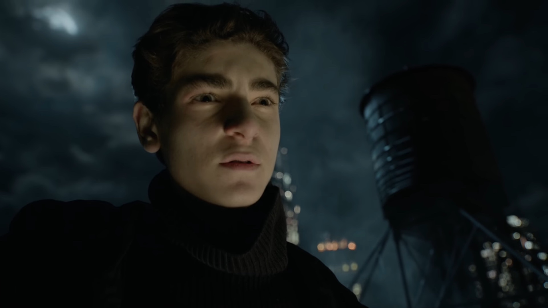 Bruce debout sur un toit dans "Gotham".