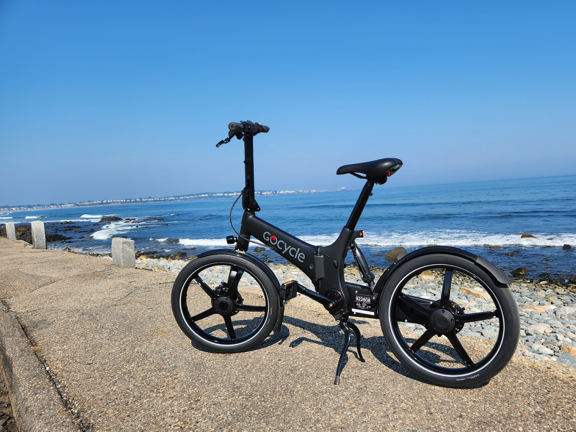 Le vélo électrique pliant GoCycle G4 garé au bord de l’océan Atlantique