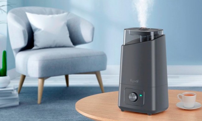 The Kyvol HD3 1.2-gallon humidifier sprays mist while on a coffee table.