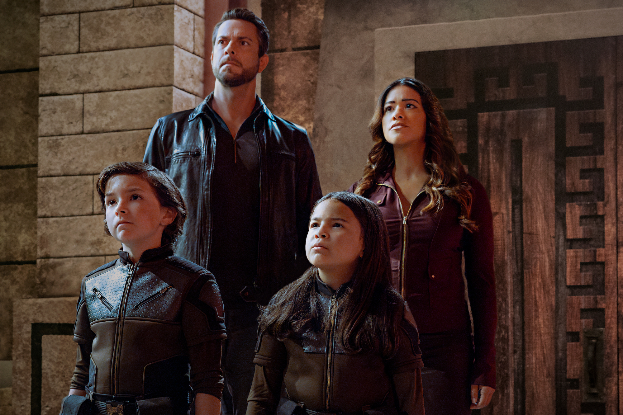 Dos padres están junto a sus hijos en Spy Kids: Armageddon.