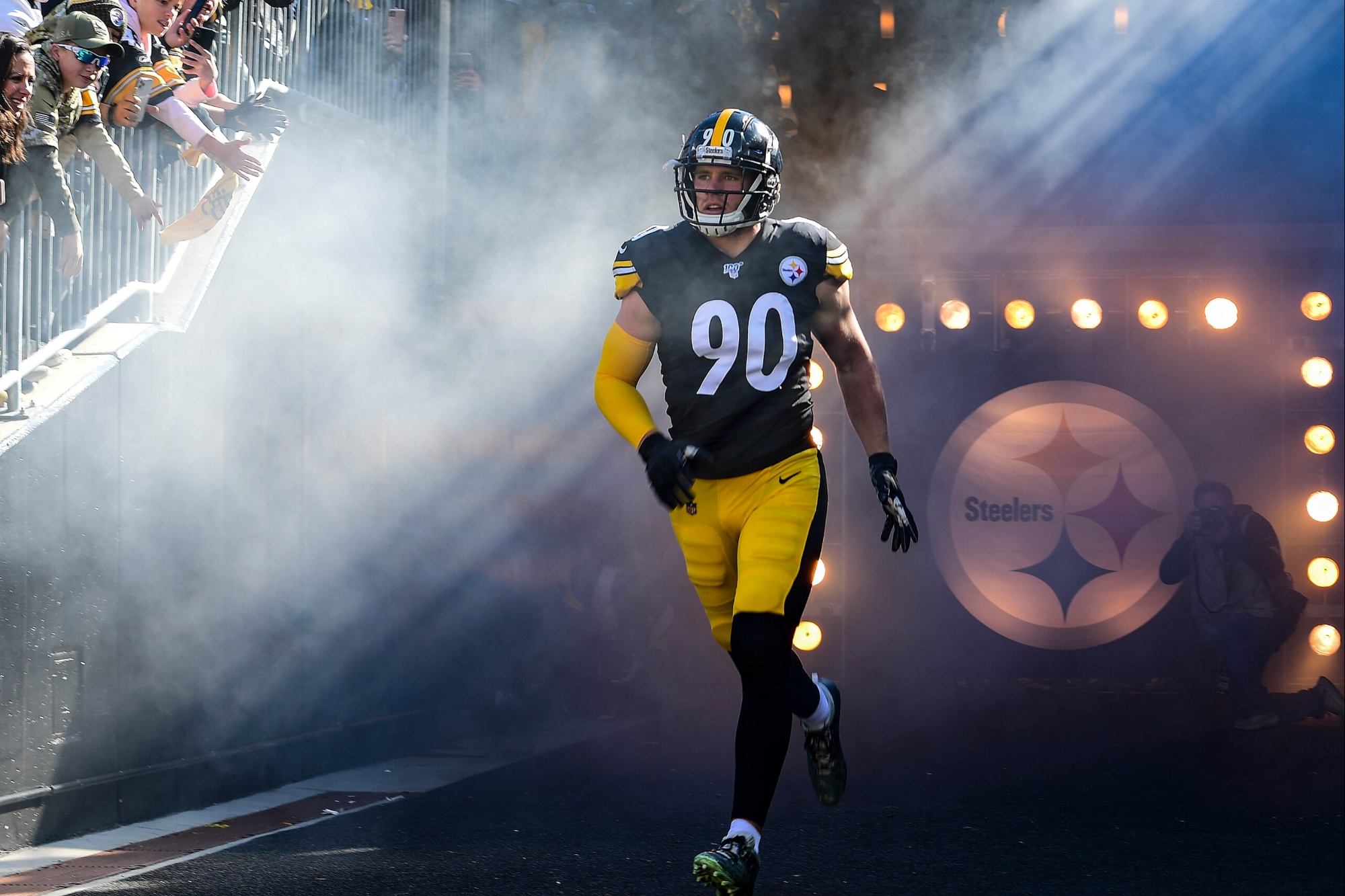 TJ Watt von den Steelers verlässt den Tunnel.