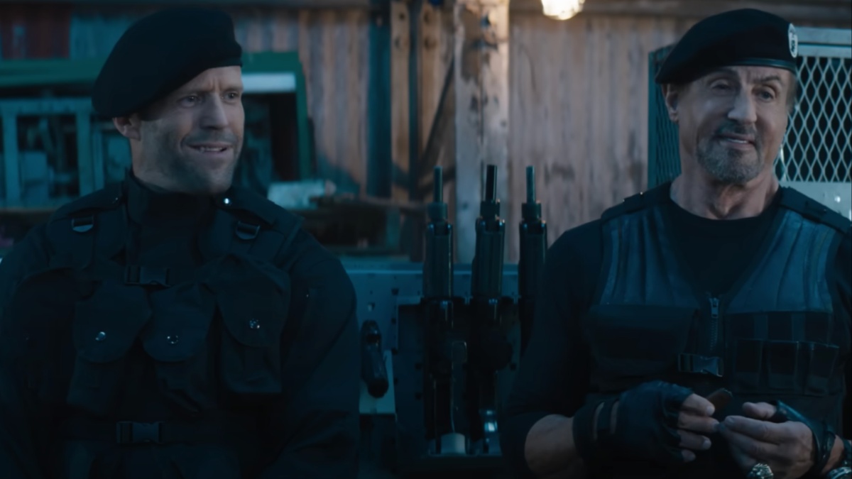 Jason Statham et Sylvester Stallone se tiennent côte à côte dans Expend4bles.