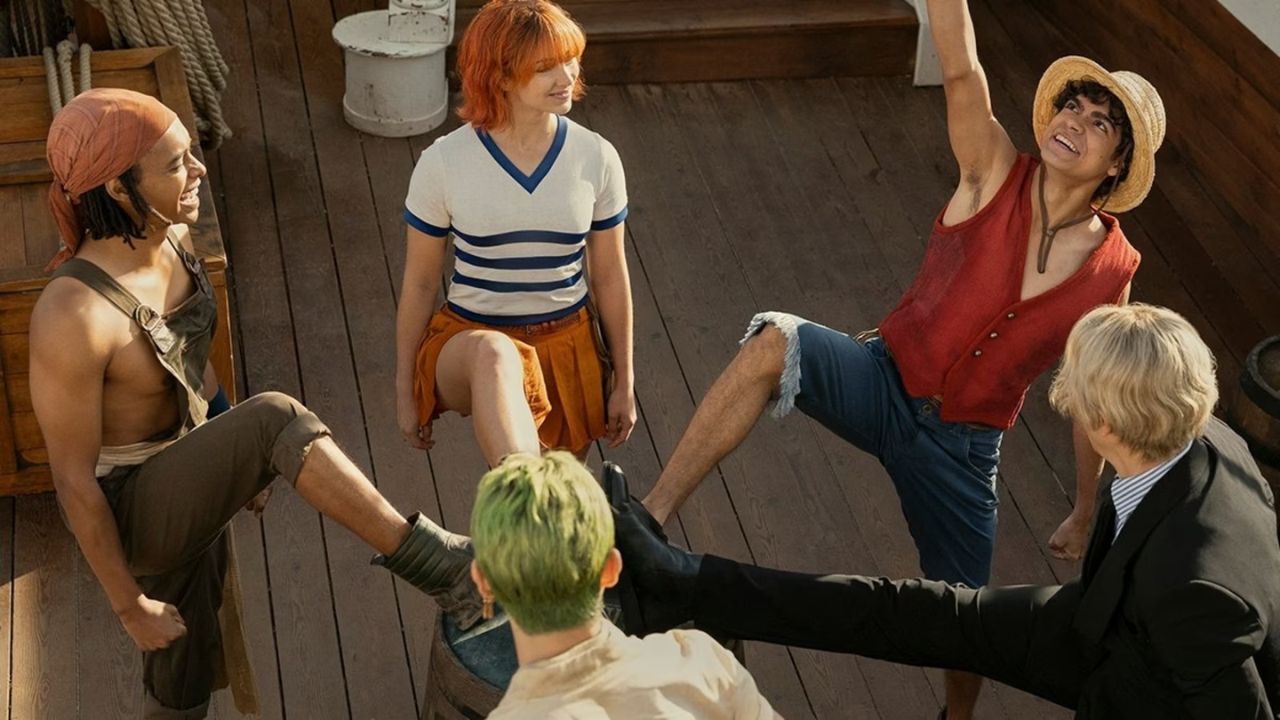 Die Strohhut-Crew versammelte sich in der Netflix-Serie „One Piece“ um ein Fass.