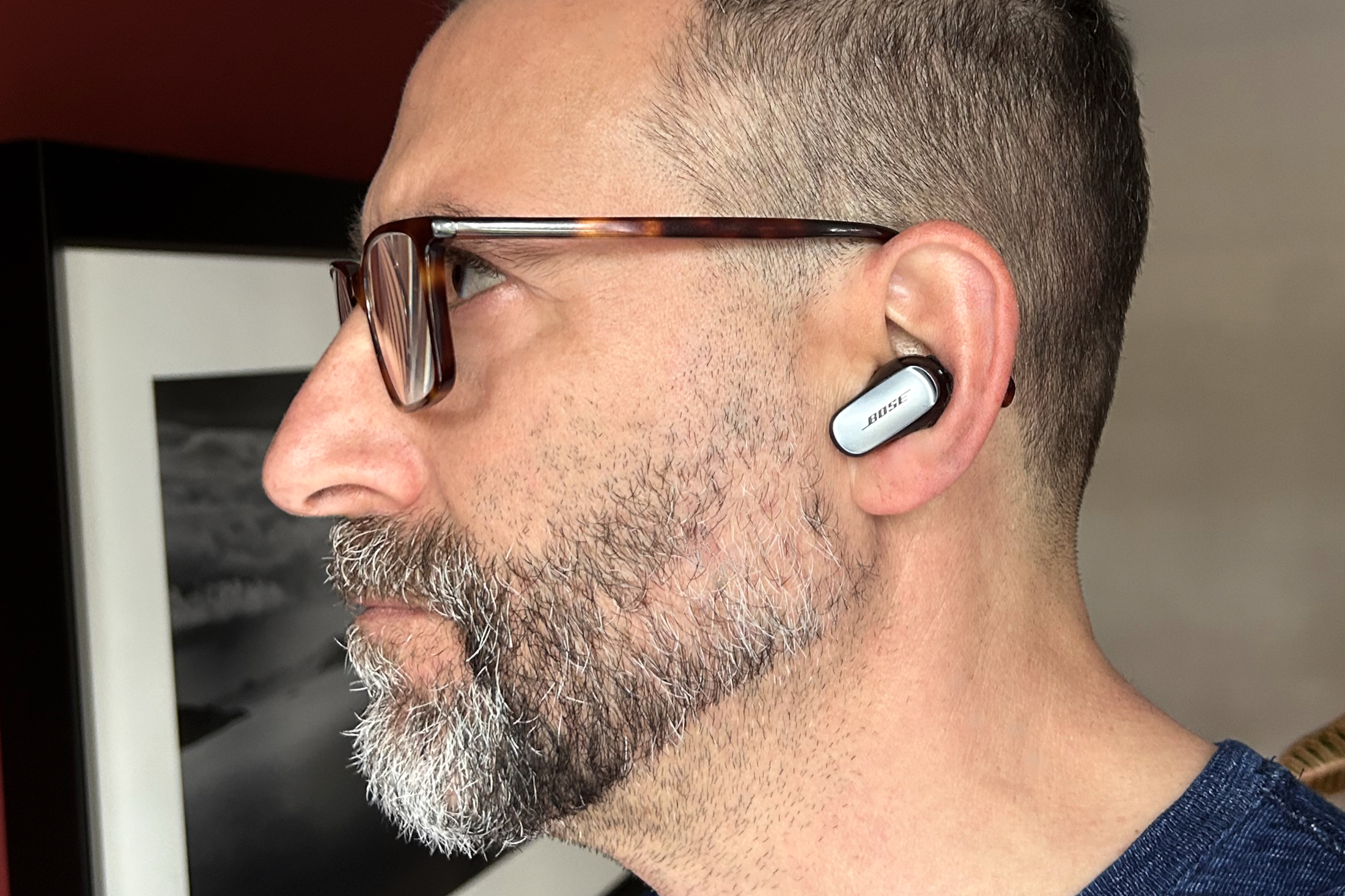 Simon Cohen indossa gli auricolari Bose QuietComfort Ultra.