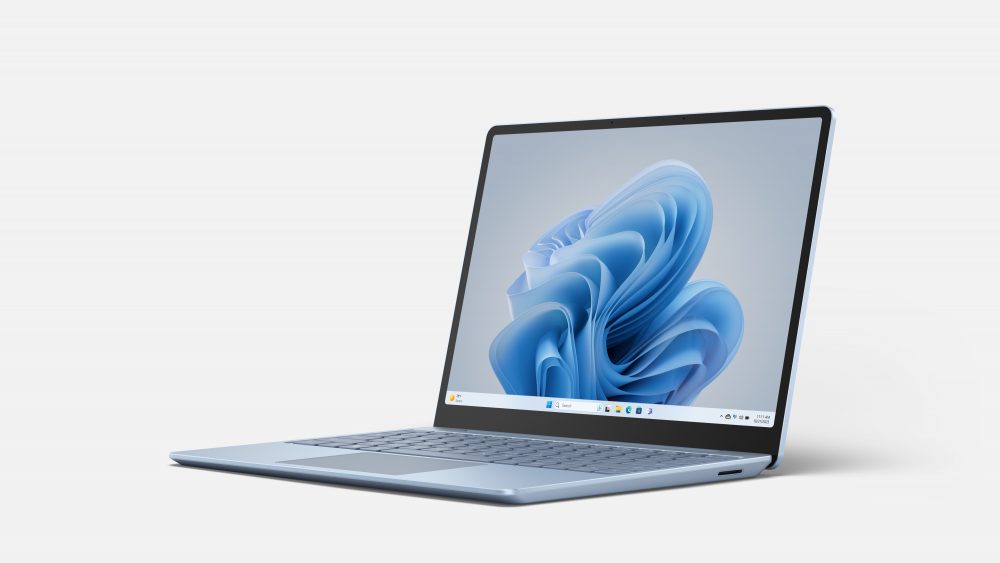 Microsoft Surface Laptop Go 3 sobre um fundo branco.