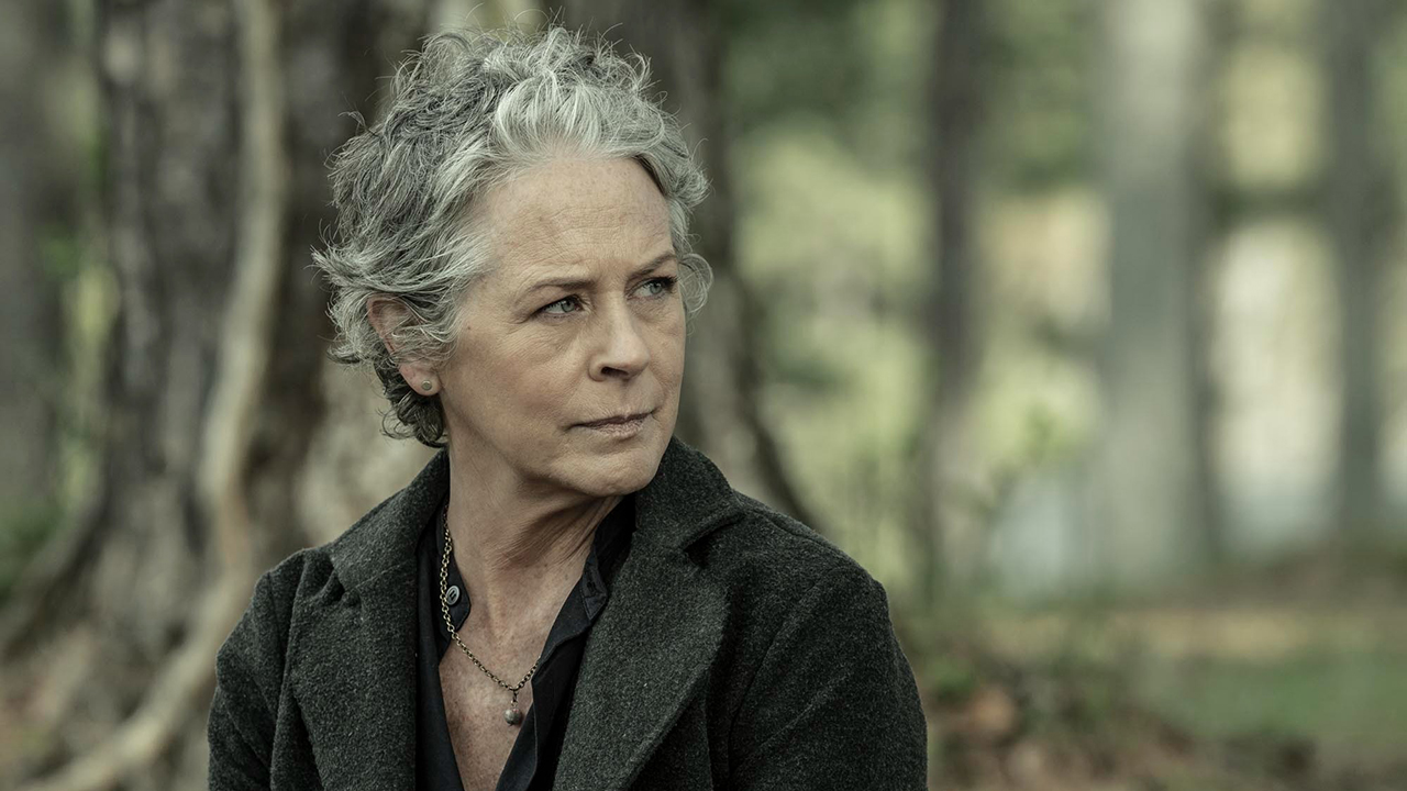 Carol em The Walking Dead olhando para a direita.