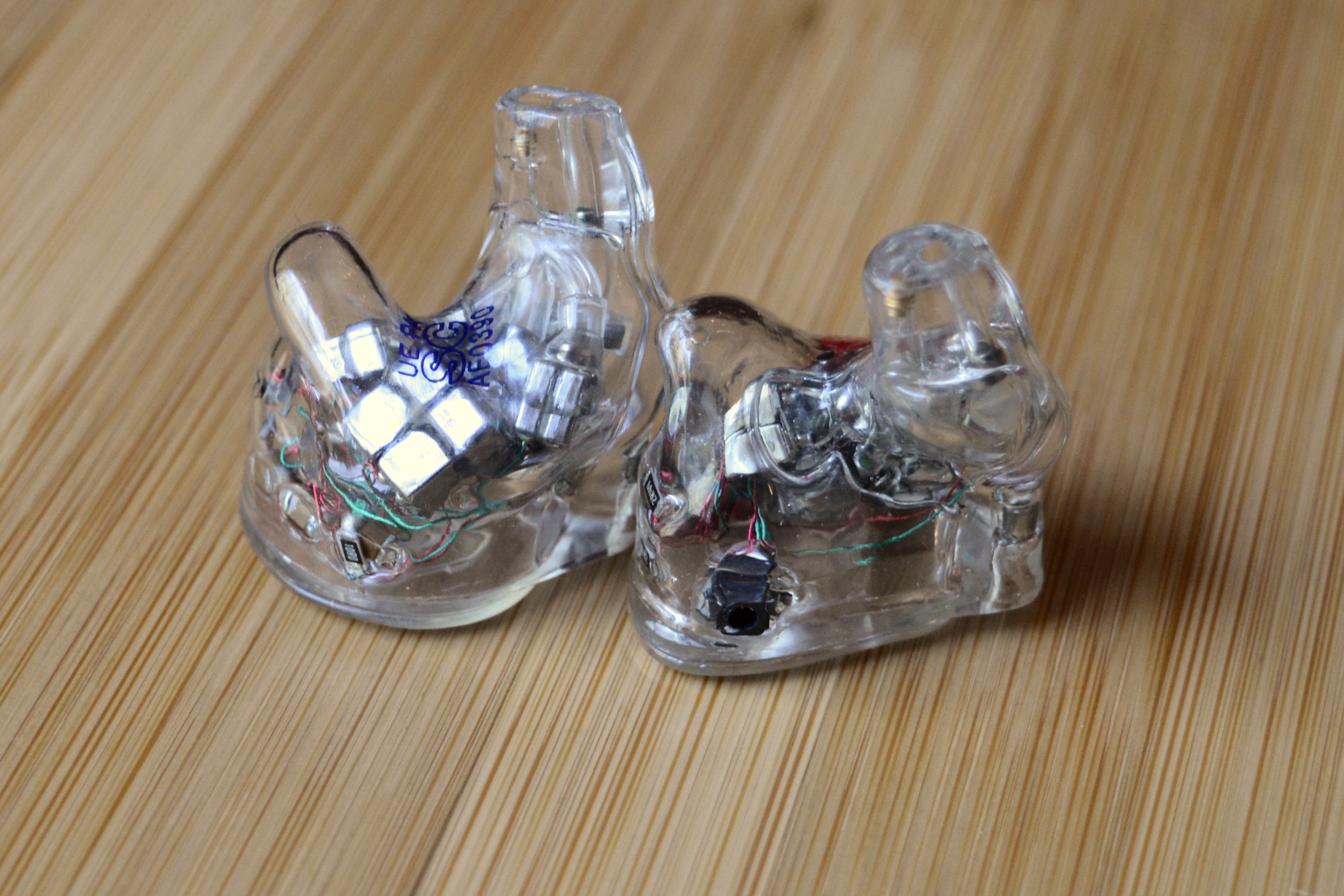 Zwei kabelgebundene Ultimate Ears Premier IEMs ohne Kabel.