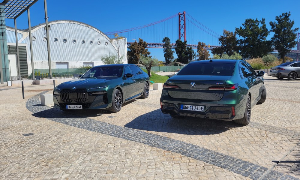 BMW i7 M70 front and back view