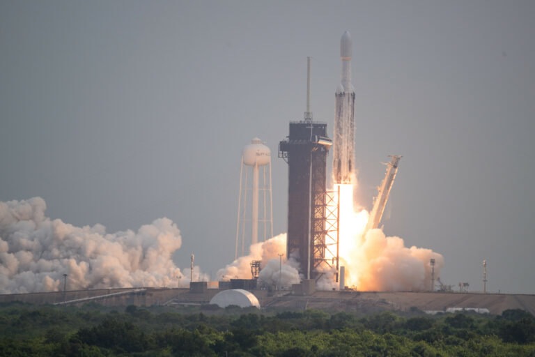 Um foguete SpaceX Falcon Heavy com a espaçonave Psyche a bordo é lançado do Complexo de Lançamento 39A, sexta-feira, 13 de outubro de 2023, no Centro Espacial Kennedy da NASA, na Flórida.