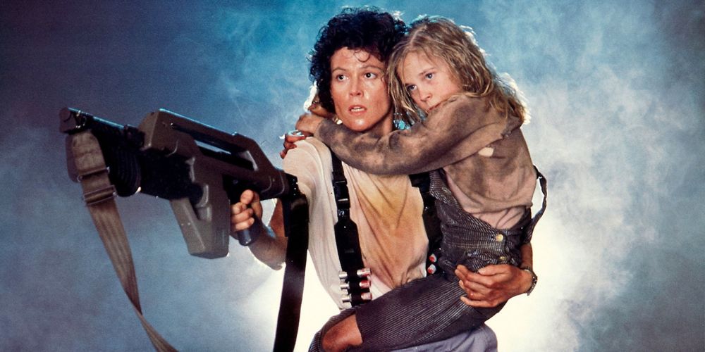 Ellen Ripley tient une arme dans Aliens