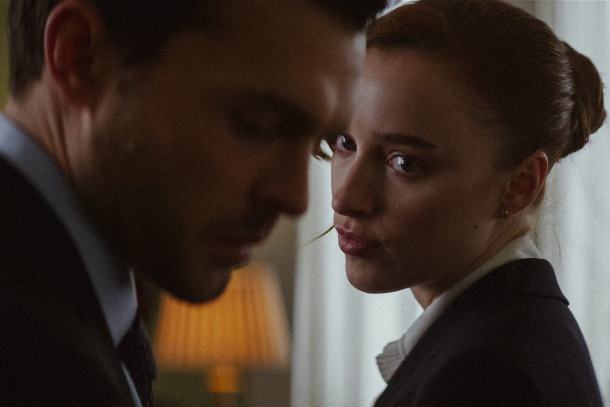 Alden Ehrenreich und Phoebe Dynevor als Luke und Emily im Film Fair Play von 2023.