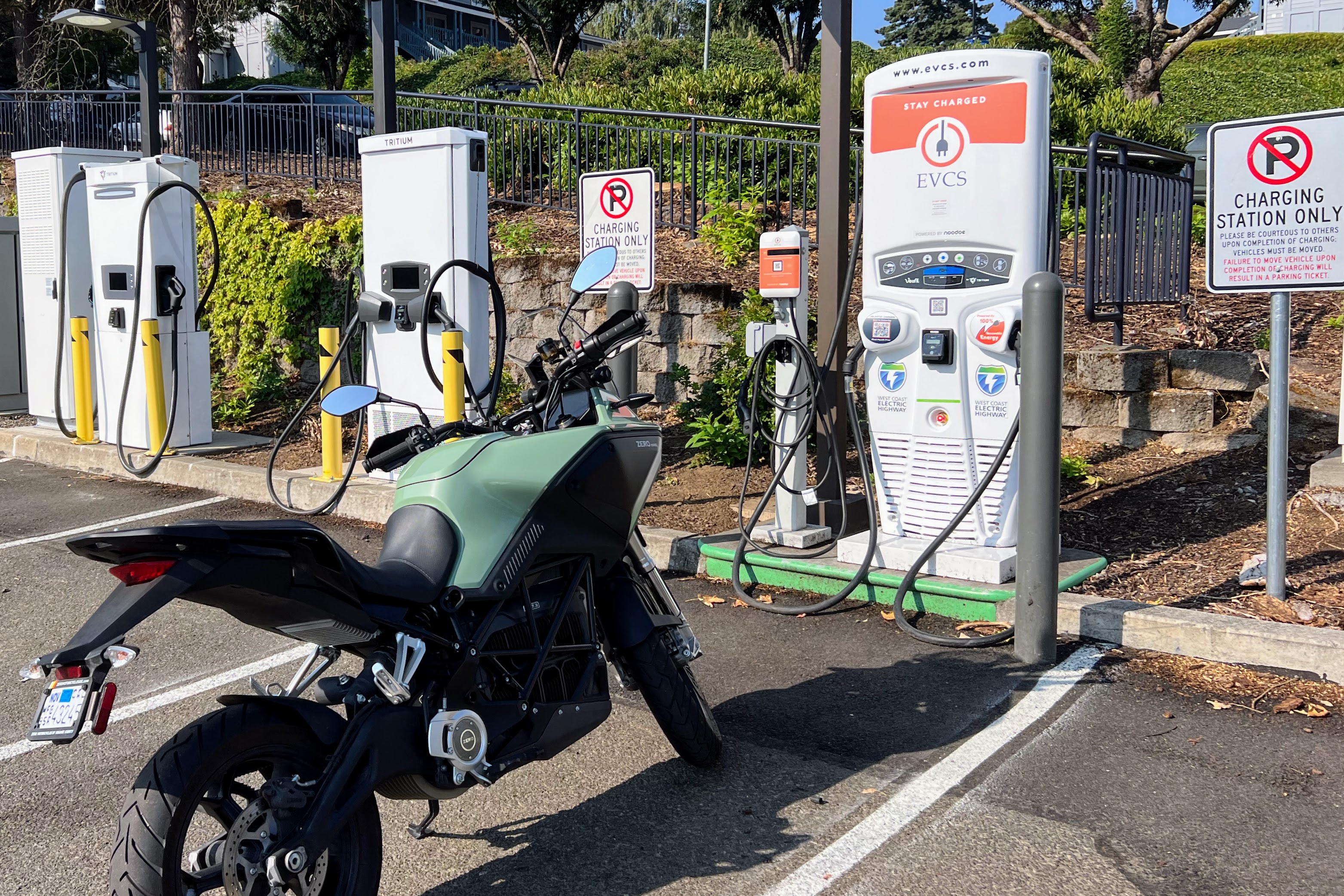 Uma motocicleta de aventura 2023 Zero DSR-X carrega em Hood River, Oregon.