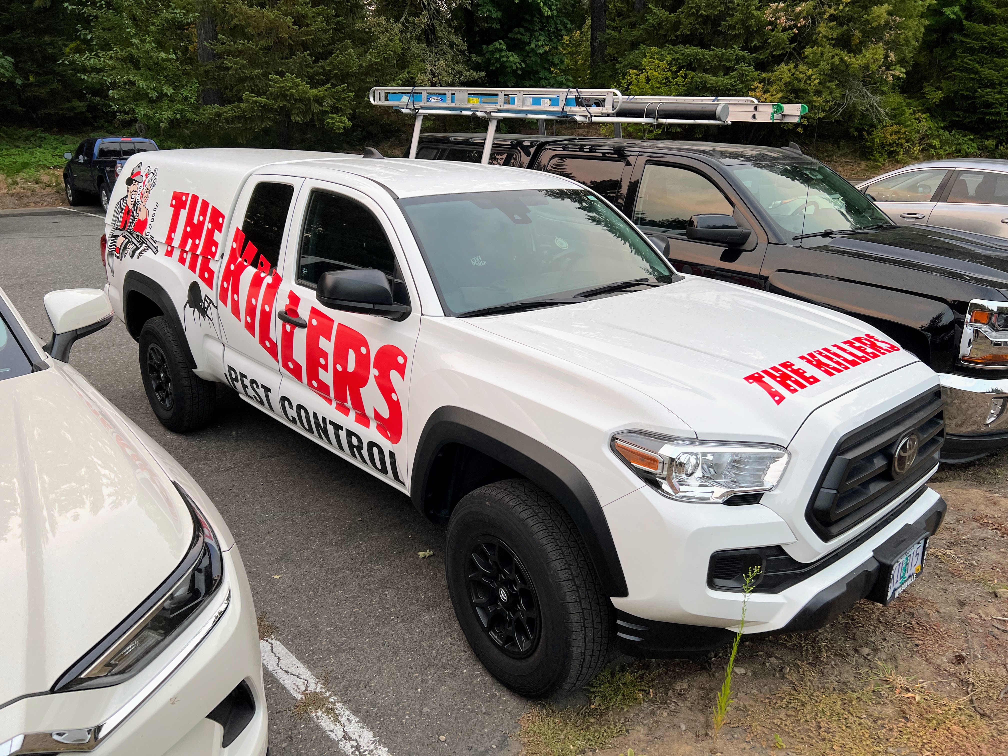 Um caminhão de controle de pragas de propriedade de "The Killers" está estacionado no Skamania Lodge.