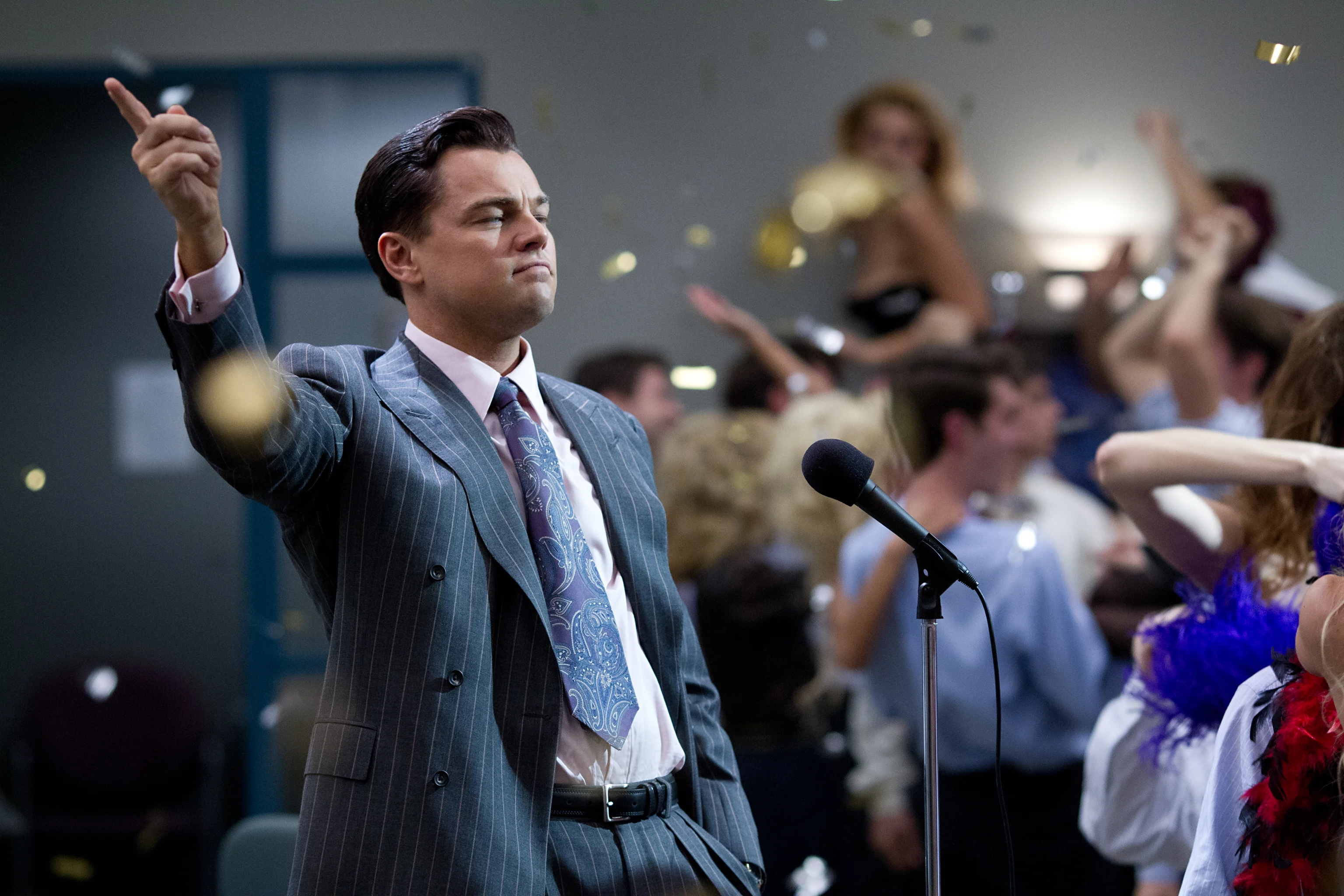 Leonardo DiCaprio está cerca de un micrófono en El lobo de Wall Street.