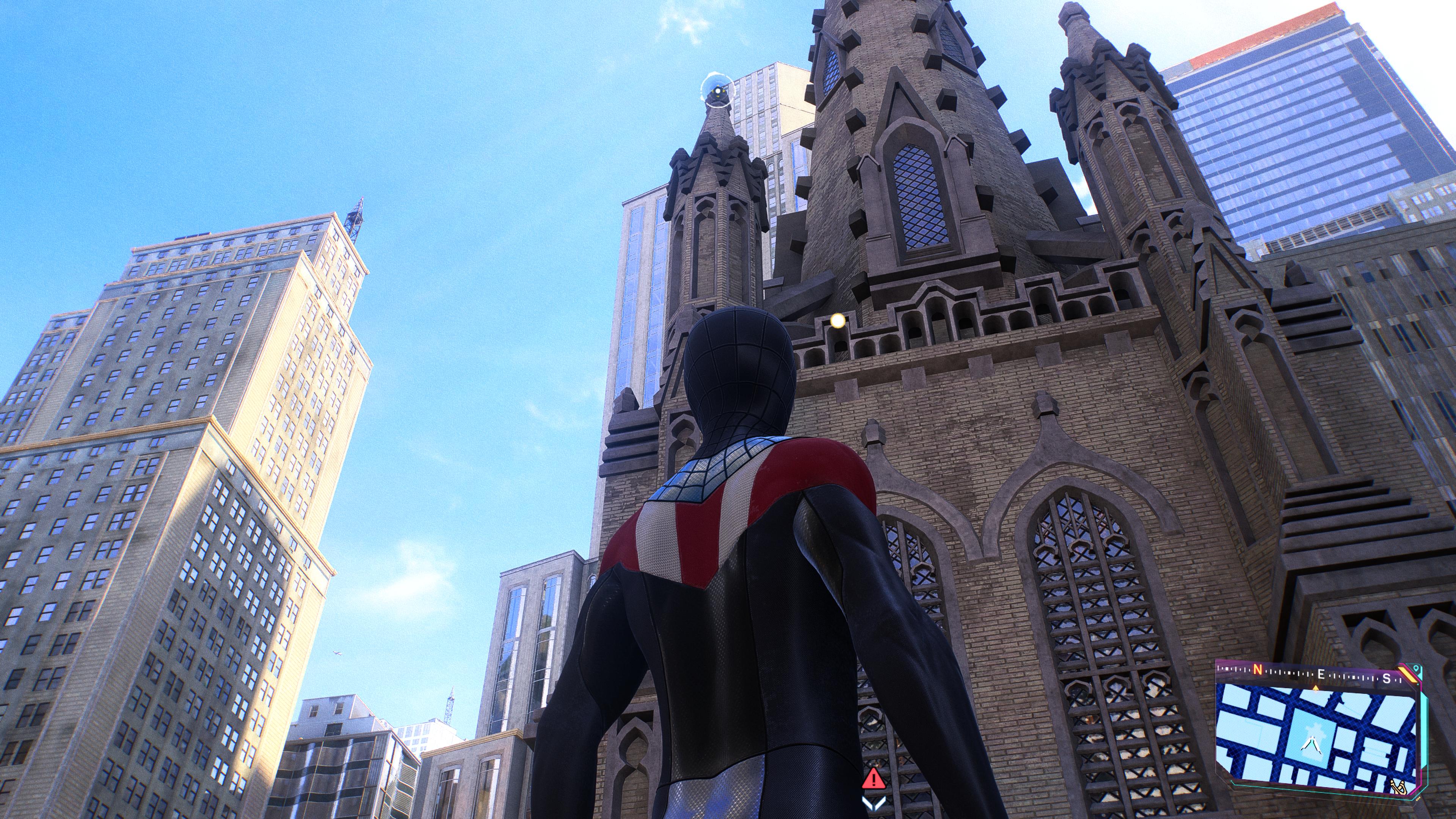 Miles regardant un clocher d'église dans Spider-Man 2.