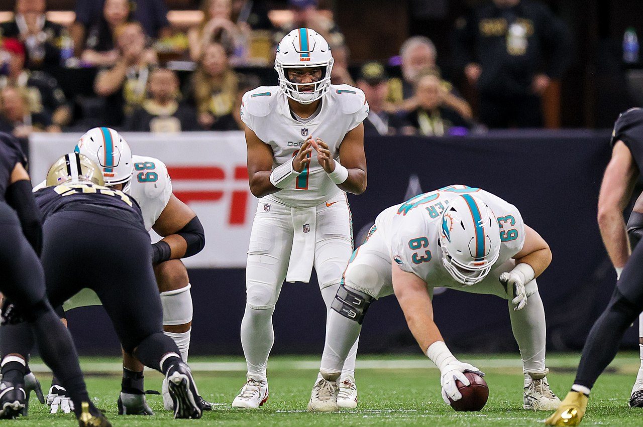 Ein Quarterback stellt sich in der Shotgun für die Miami Dolphins auf.