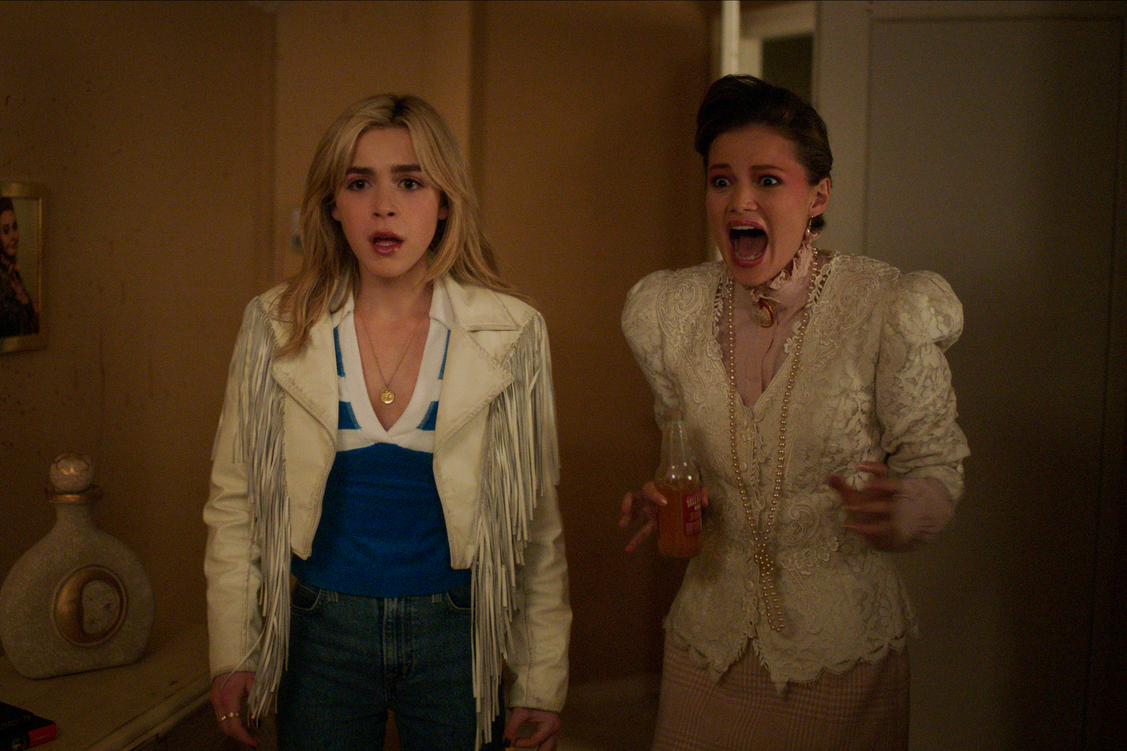 Olivia Holt schreit neben Kiernan Shipka in Totally Killer.