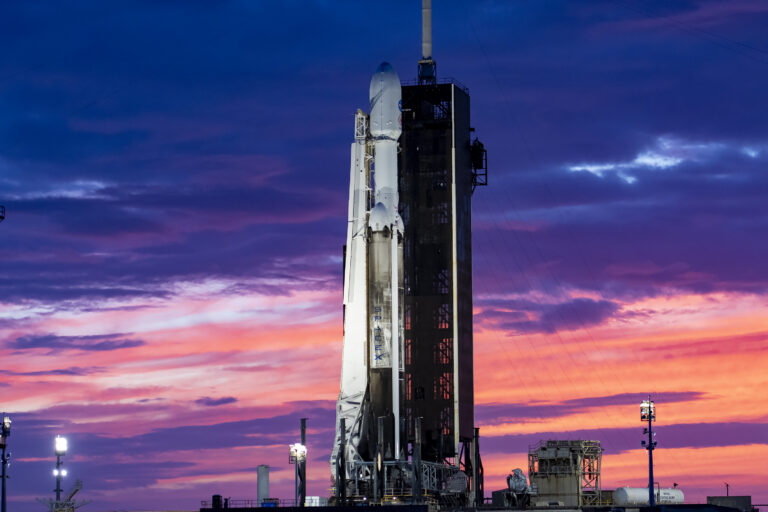 Une fusée SpaceX Falcon Heavy avec le vaisseau spatial Psyche à bord est vue au coucher du soleil au complexe de lancement 39A du Kennedy Space Center le jeudi 12 octobre 2023. Psyche devrait être lancé depuis le port spatial de Floride à 10 h 19 HAE le vendredi 13 octobre. .