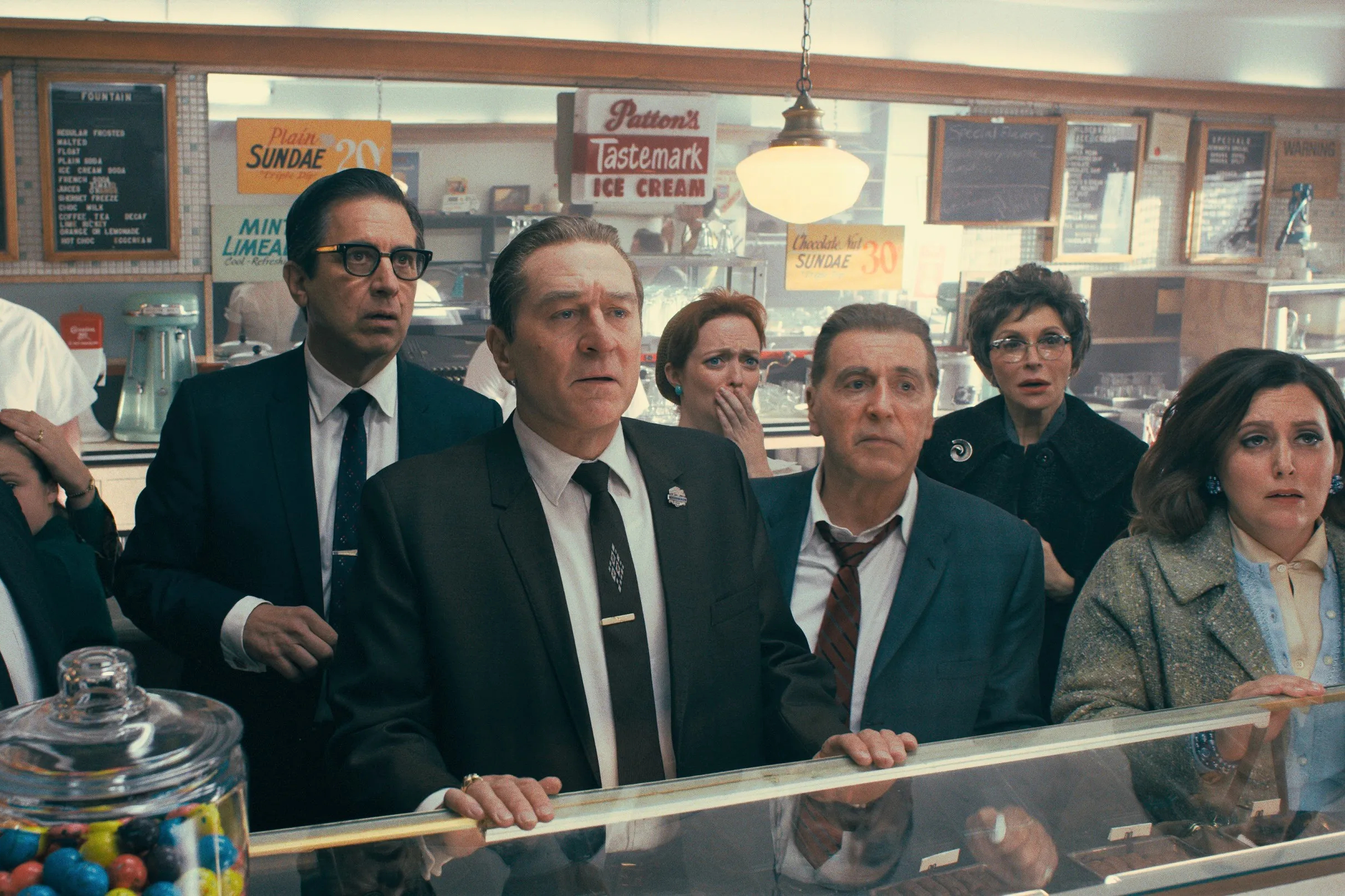 Robert De Niro y Al Pacino en una tienda de delicatessen en The Irishman.