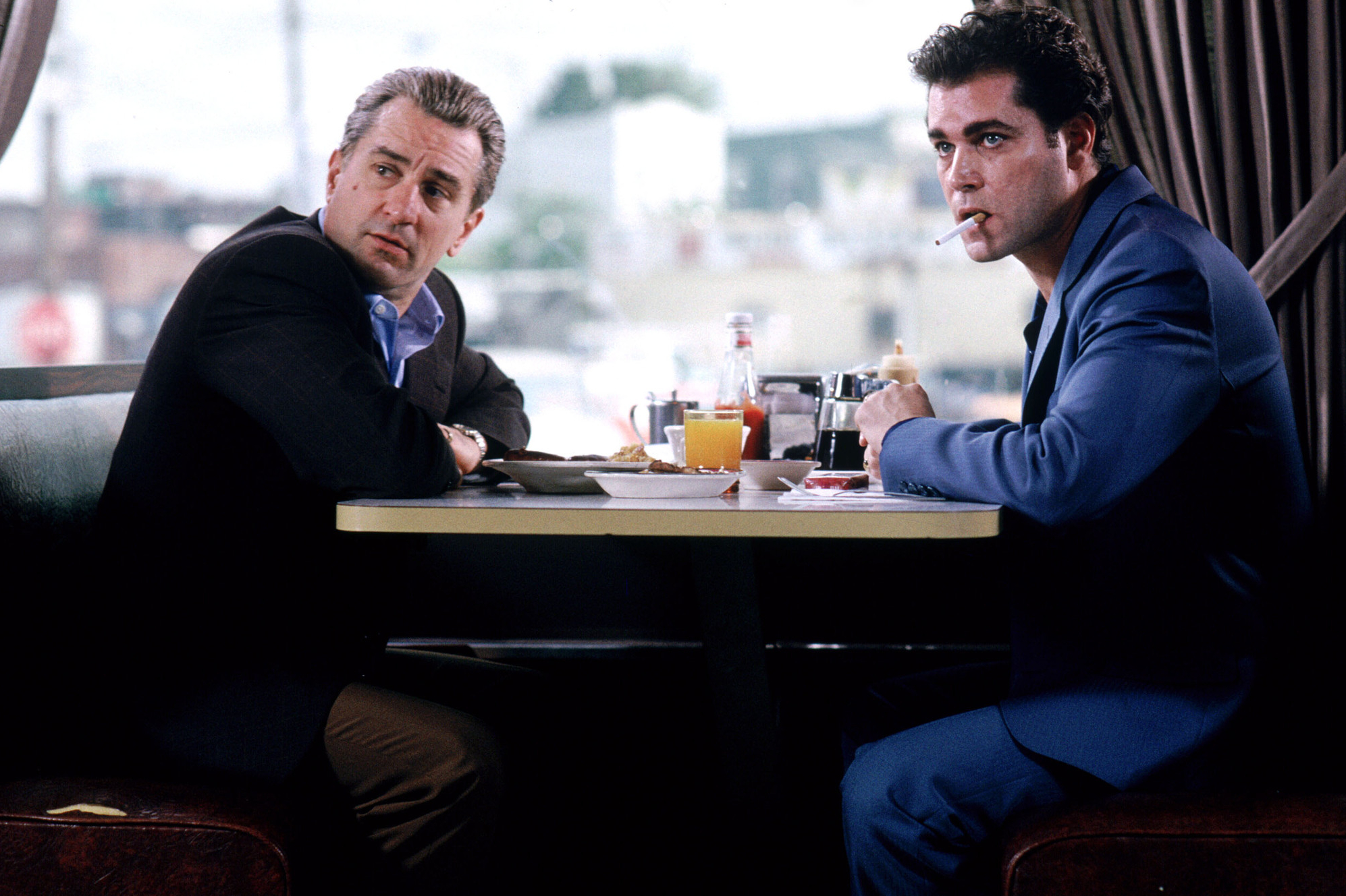 Robert De Niro e Ray Liotta sentam-se juntos em uma lanchonete em Goodfellas.