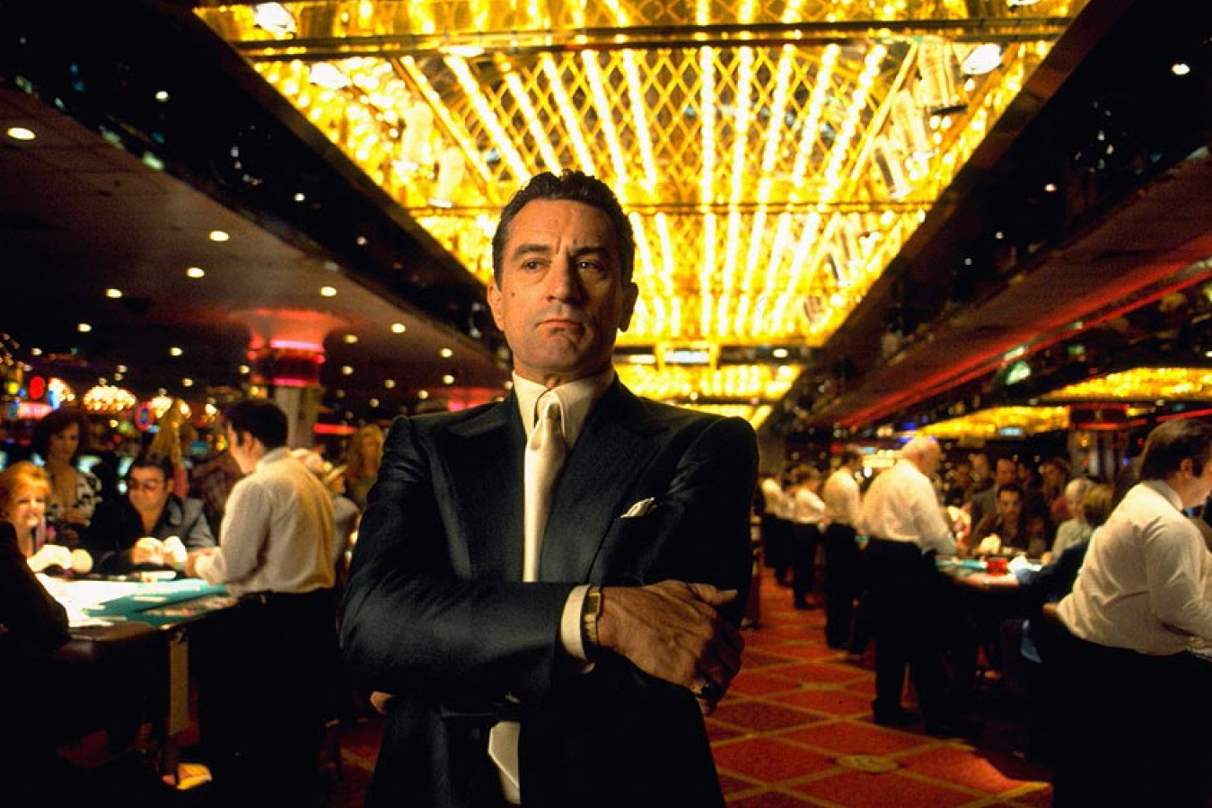 Robert De Niro steht im Casino unter den Lichtern des Casinos.