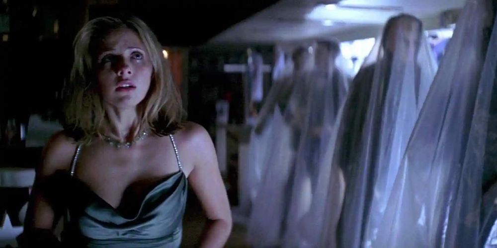 Sarah Michelle Gellar se promène dans un magasin vide