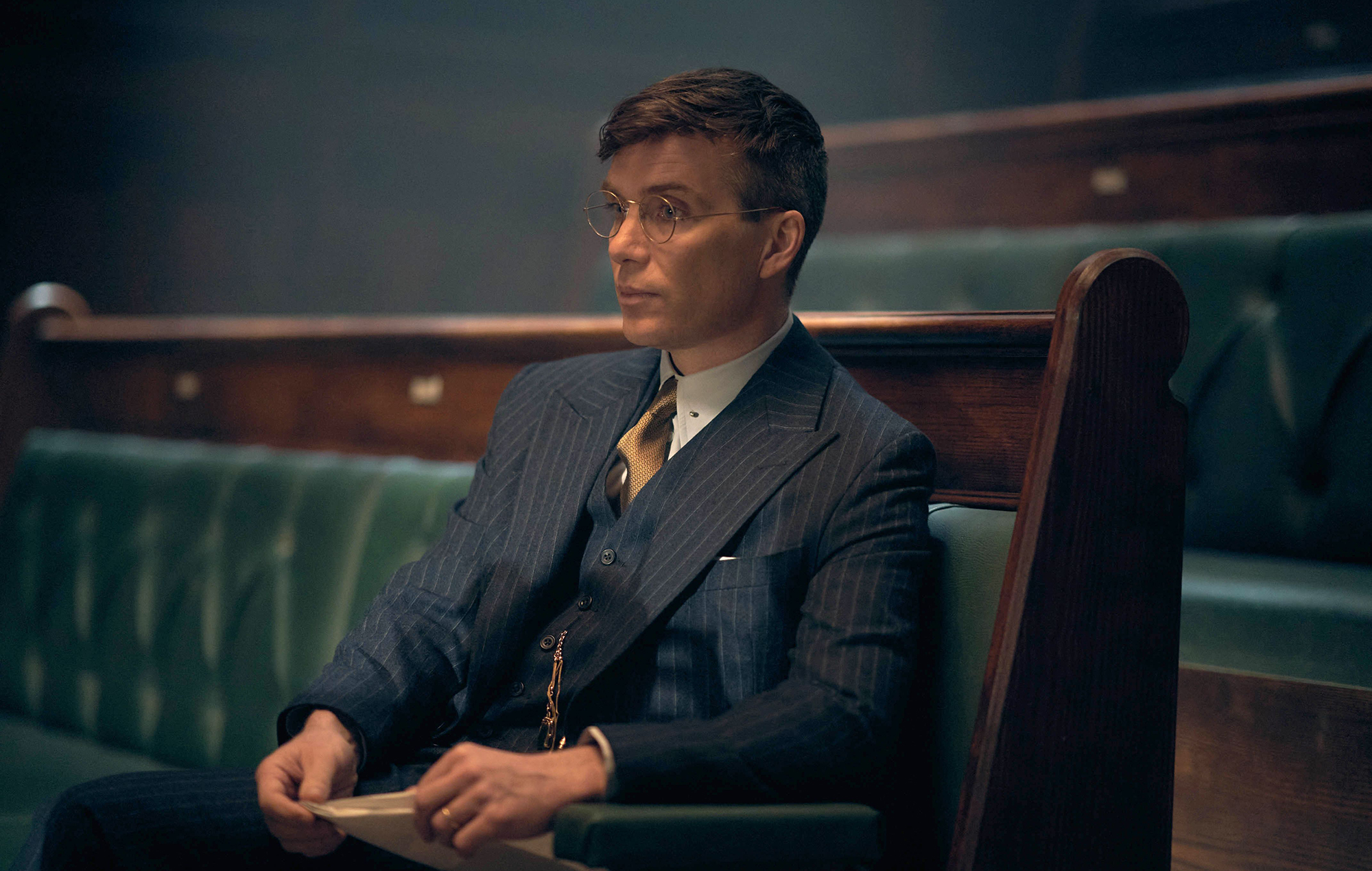 Cillian Murphy assise avec des lunettes.