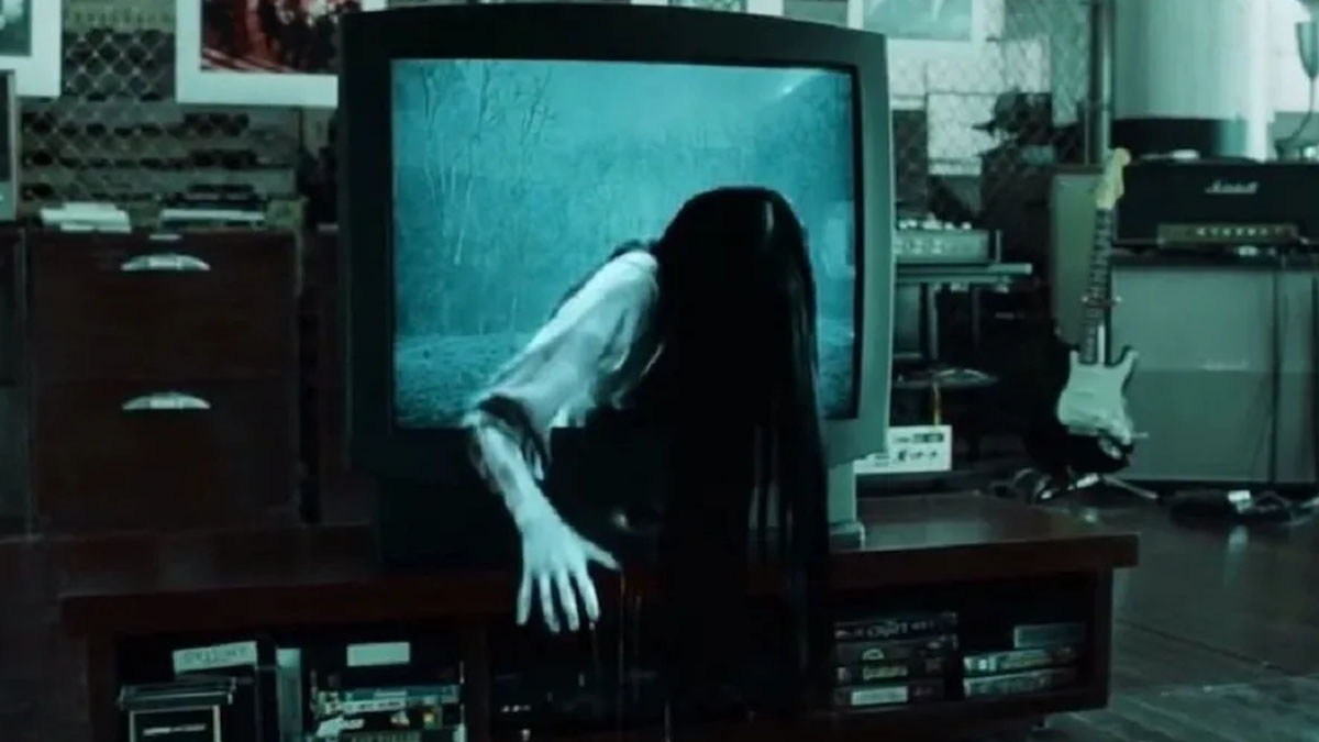 Samara sale de un televisor en The Ring.