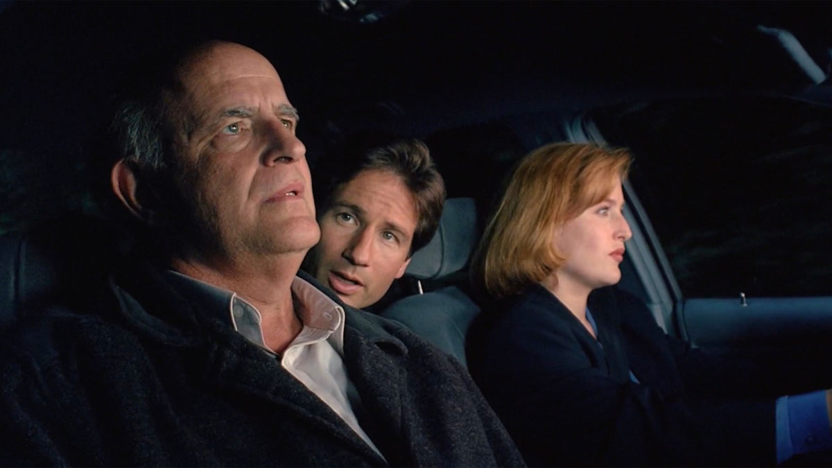 Peter Boyle, David Duchovny et Gillian Anderson dans X-Files.