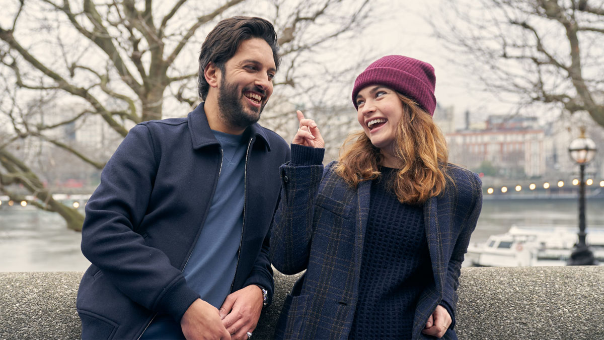 Lily James y Shazad Latif en ¿Qué tiene que ver el amor con eso?