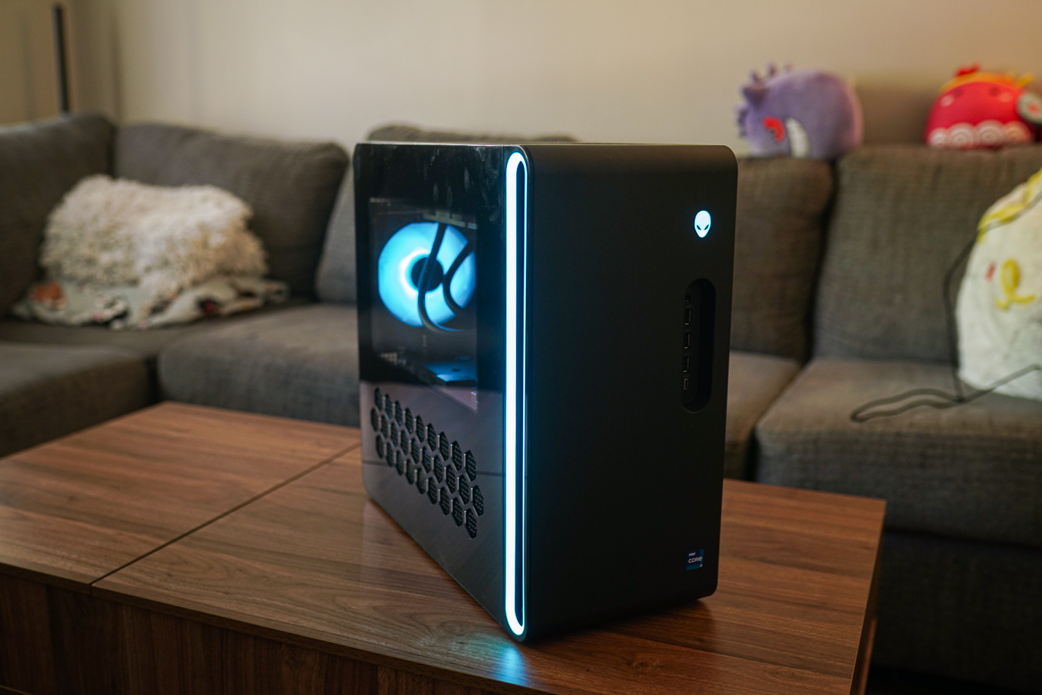 Alienware Aurora R16 sentado en una mesa de café.