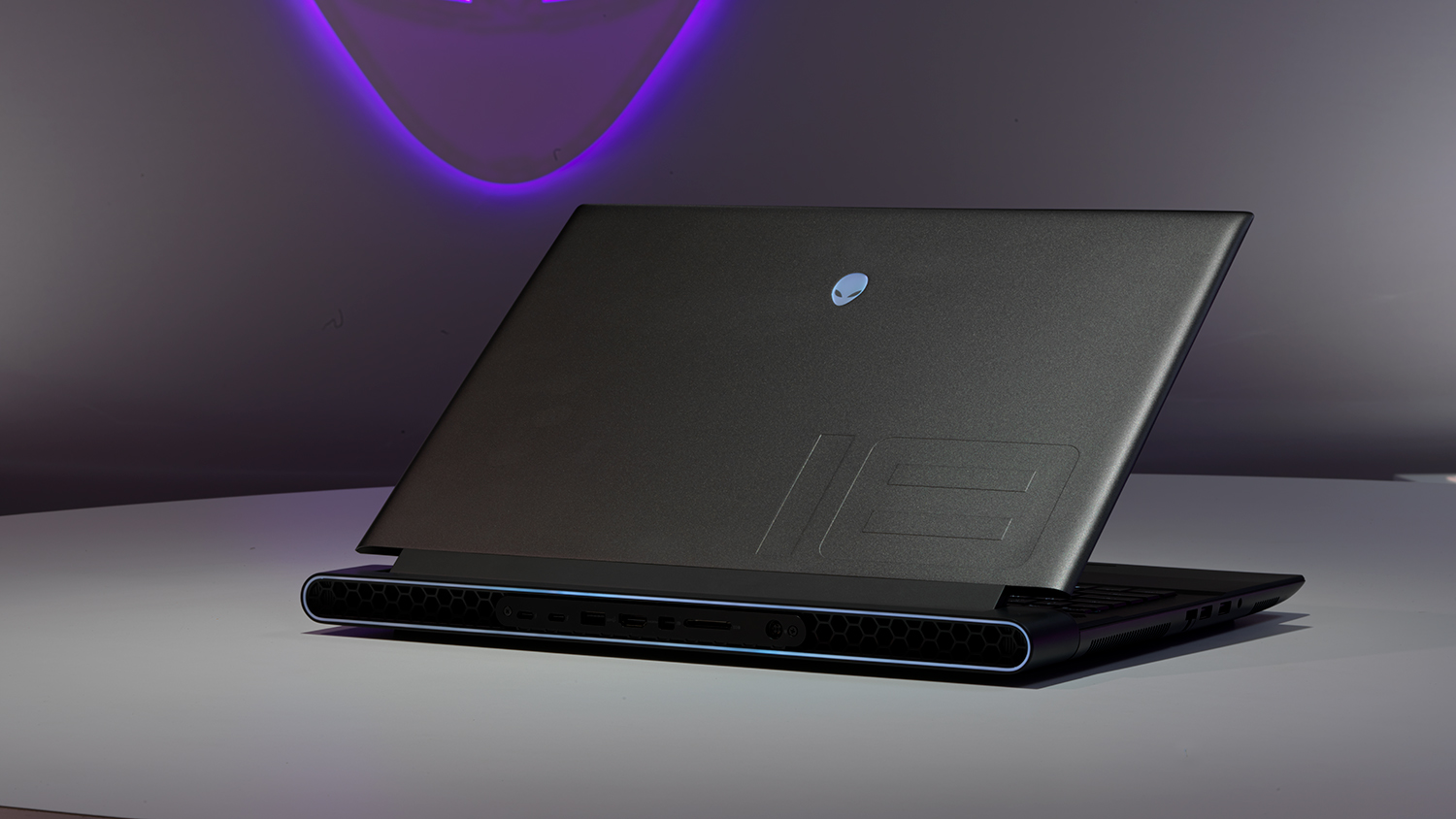 La computadora portátil Alienware m18 sentada sobre un escritorio.