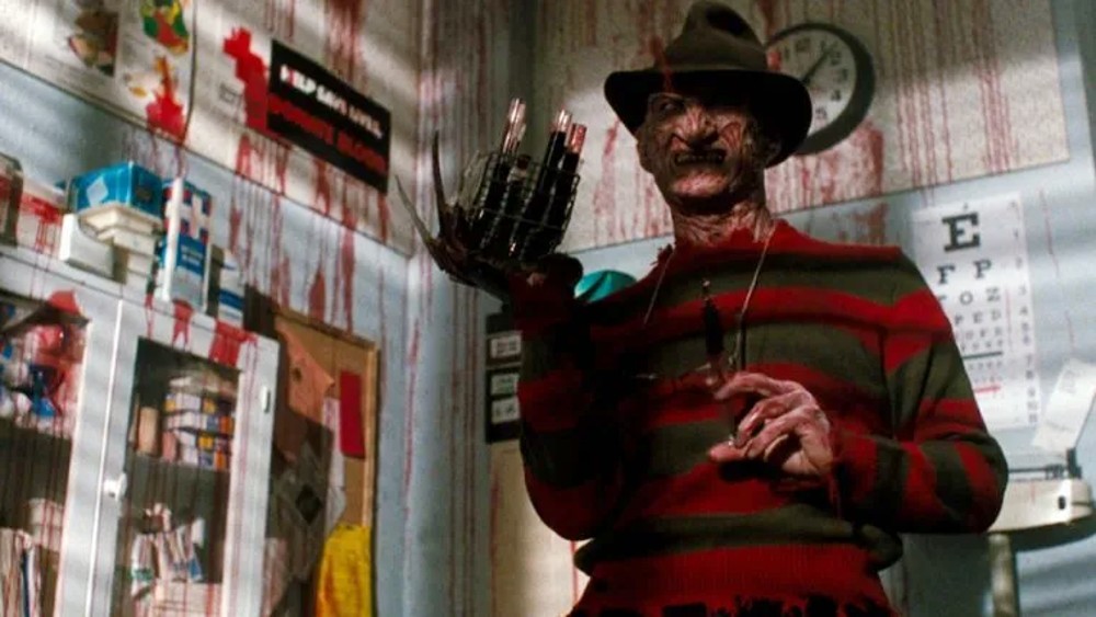 Freddy hält Fläschchen voller Blut in „A Nightmare on Elm Street Teil 4: Der Traummeister“.