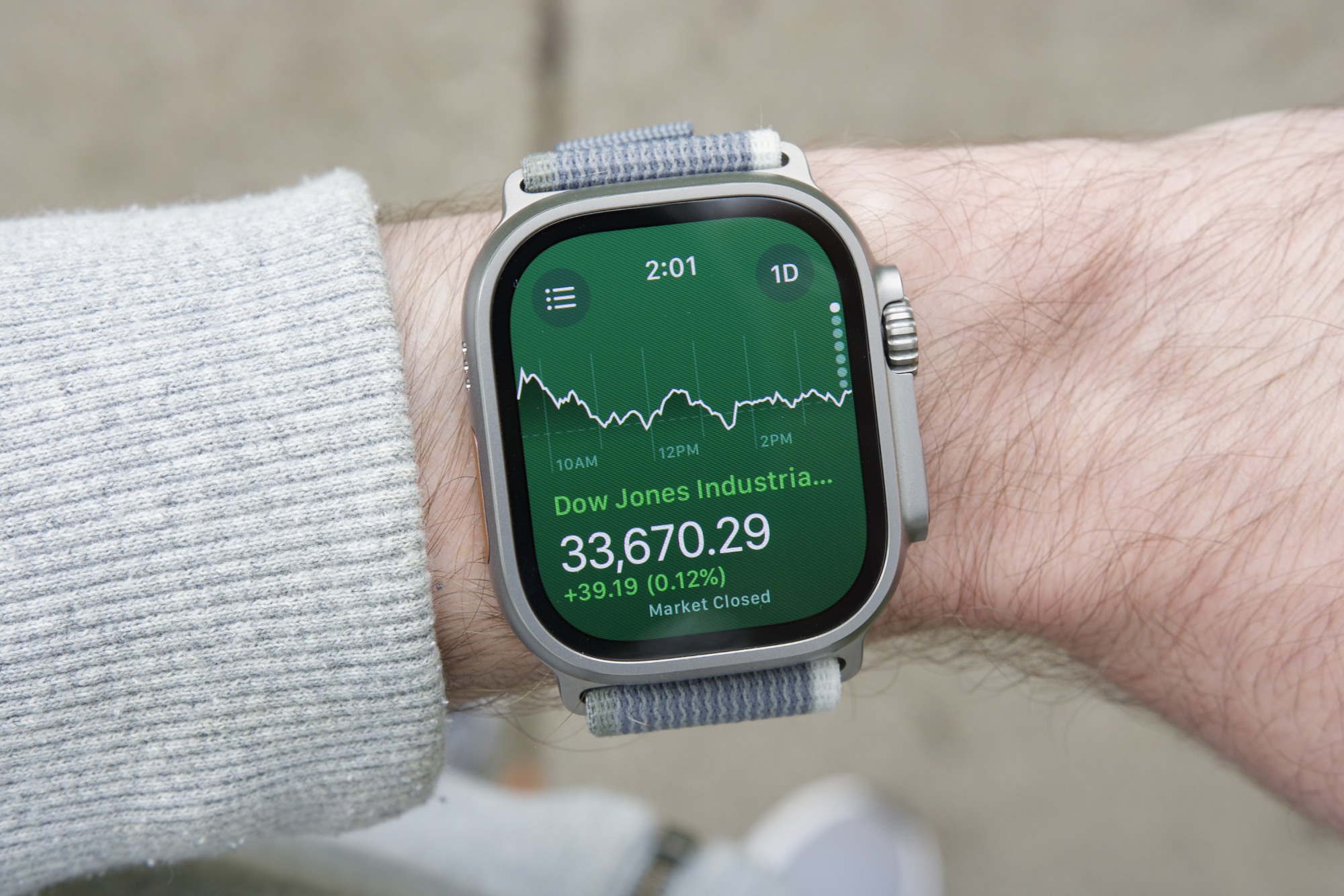 La aplicación Bolsa en watchOS 10 en Apple Watch Ultra 2.