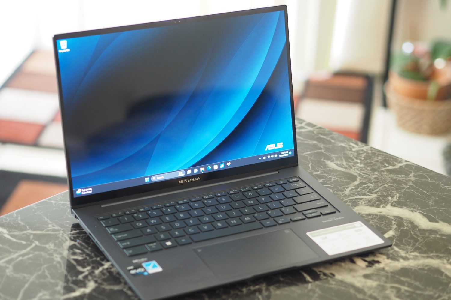 Asus Zenbook 14X OLED-Vorderansicht mit Display und Tastatur.