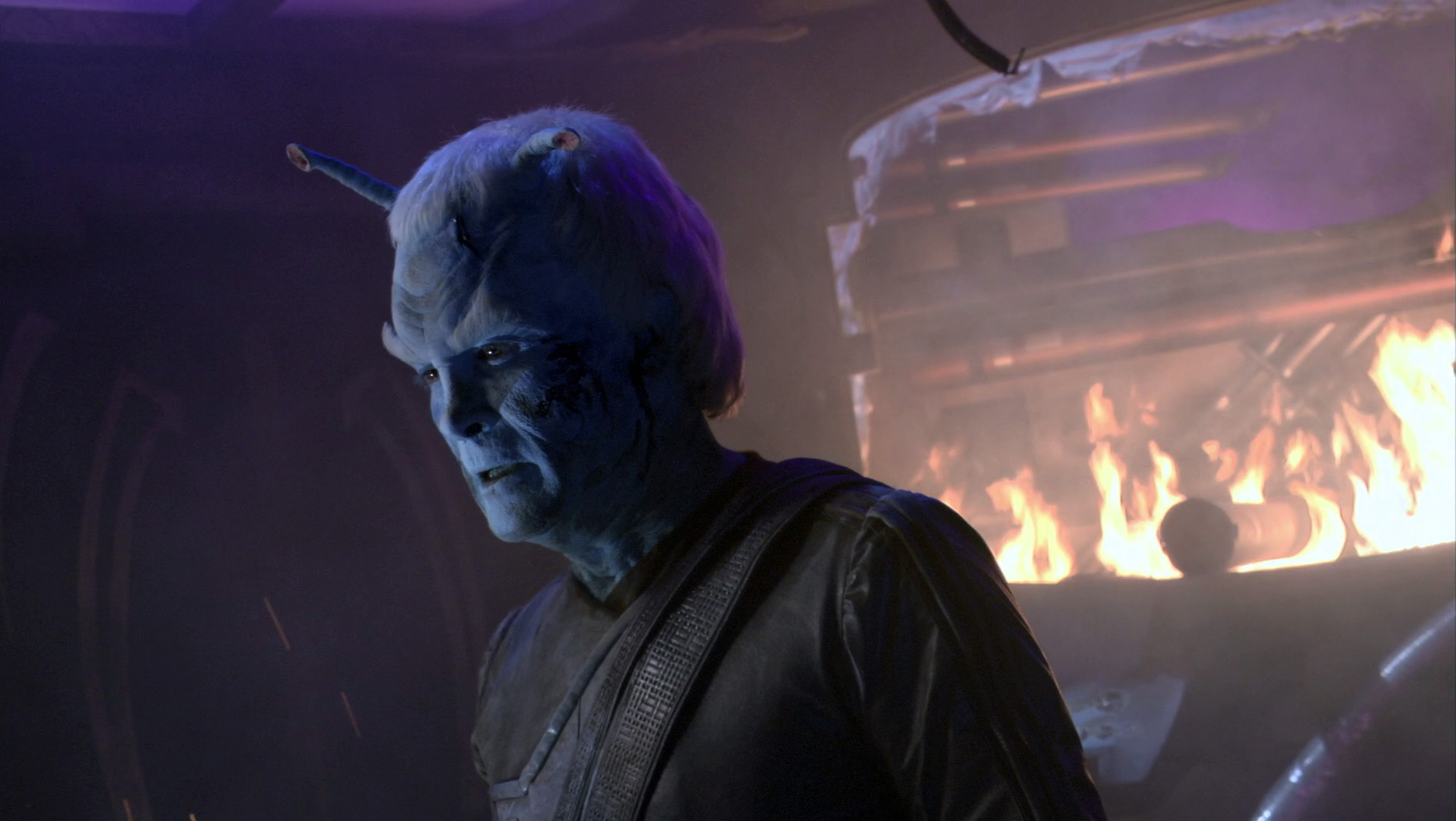 El comandante Shran se encuentra en el puente destrozado de su nave estelar en Star Trek: Enterprise