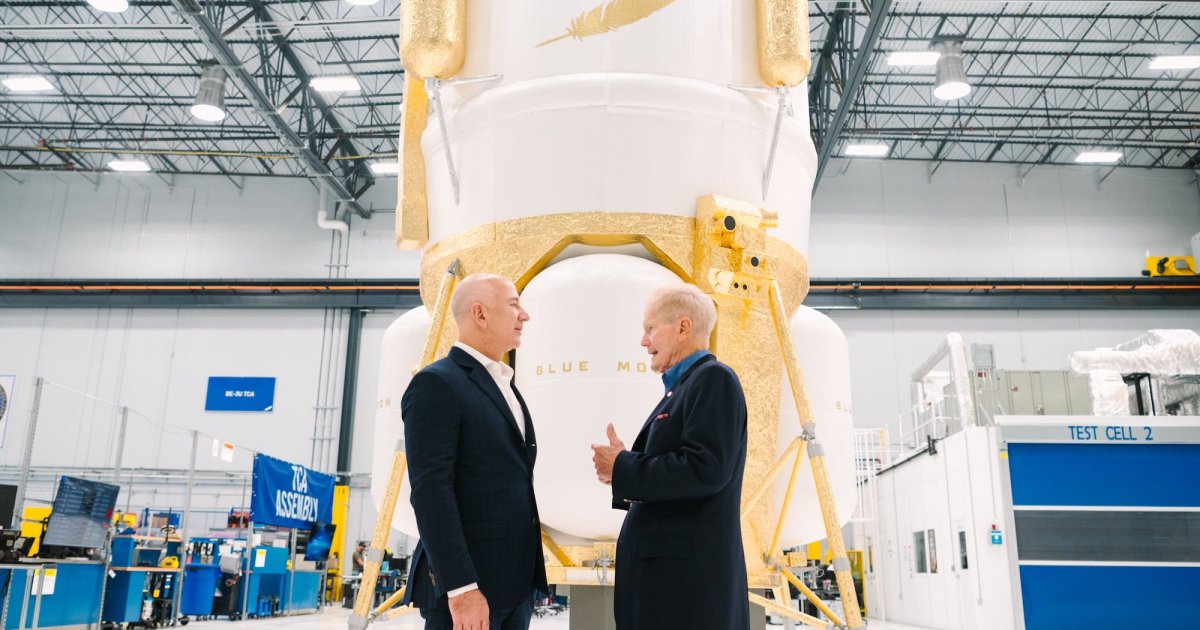 Blue Origin shows off 3-story Blue Moon lunar lander mock-up