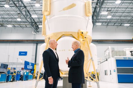 Blue Origin shows off 3-story Blue Moon lunar lander mock-up