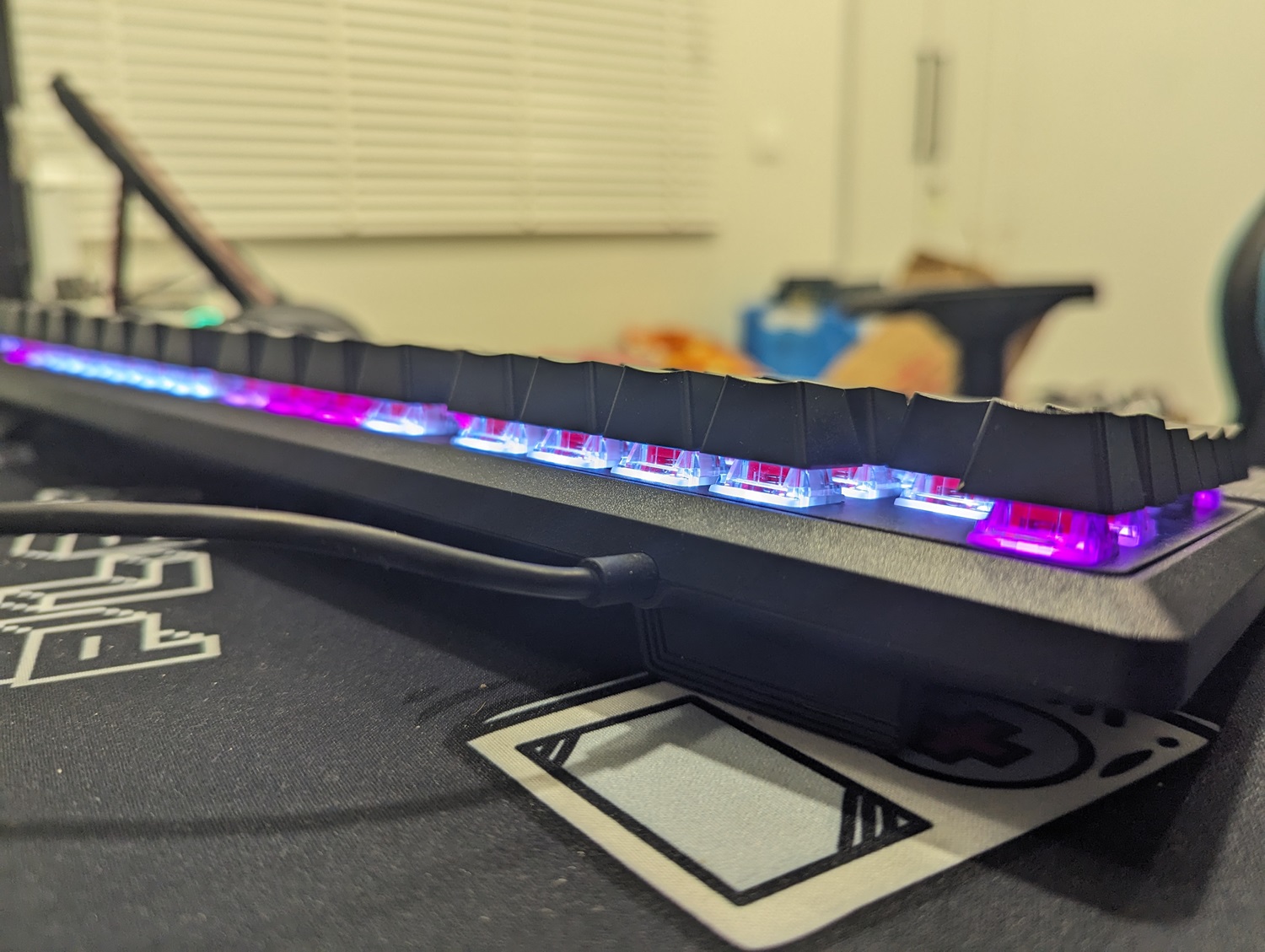 Beleuchtung auf der Corsair K70 Core-Tastatur.