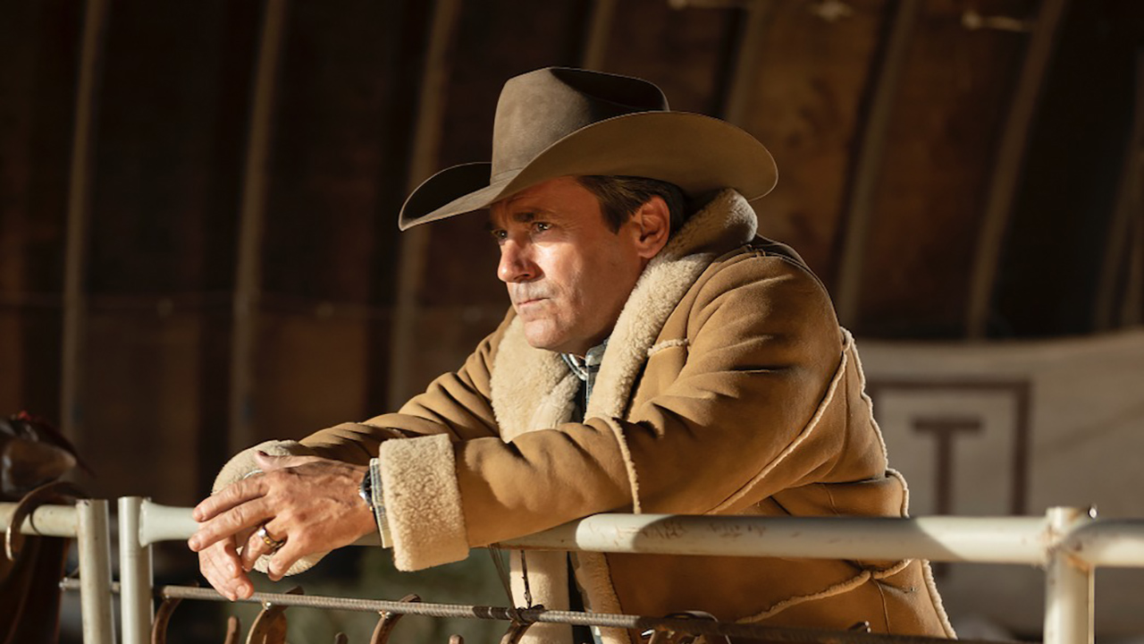 Jon Hamm portant un chapeau de cowboy de shérif debout devant une clôture dans une scène de la saison 5 de Fargo.